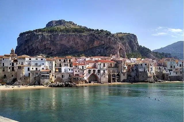 Cefalu Village Sicile