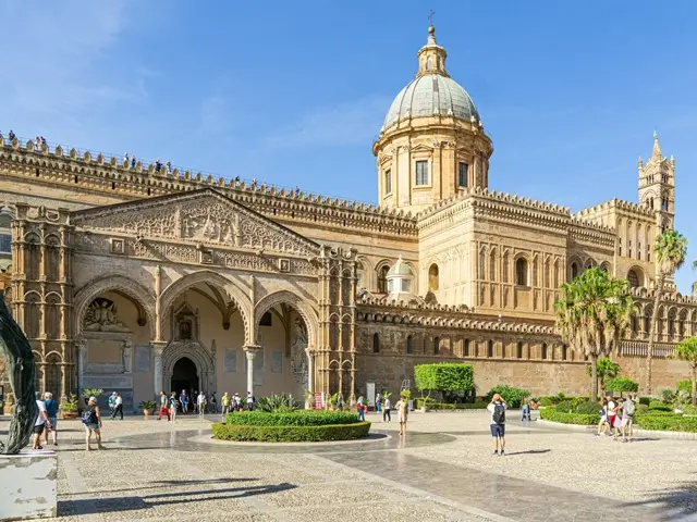 Cathédrale de Palerme en Sicile avec sa coupole, sa tour de l'horloge et son architecture arabo-normande